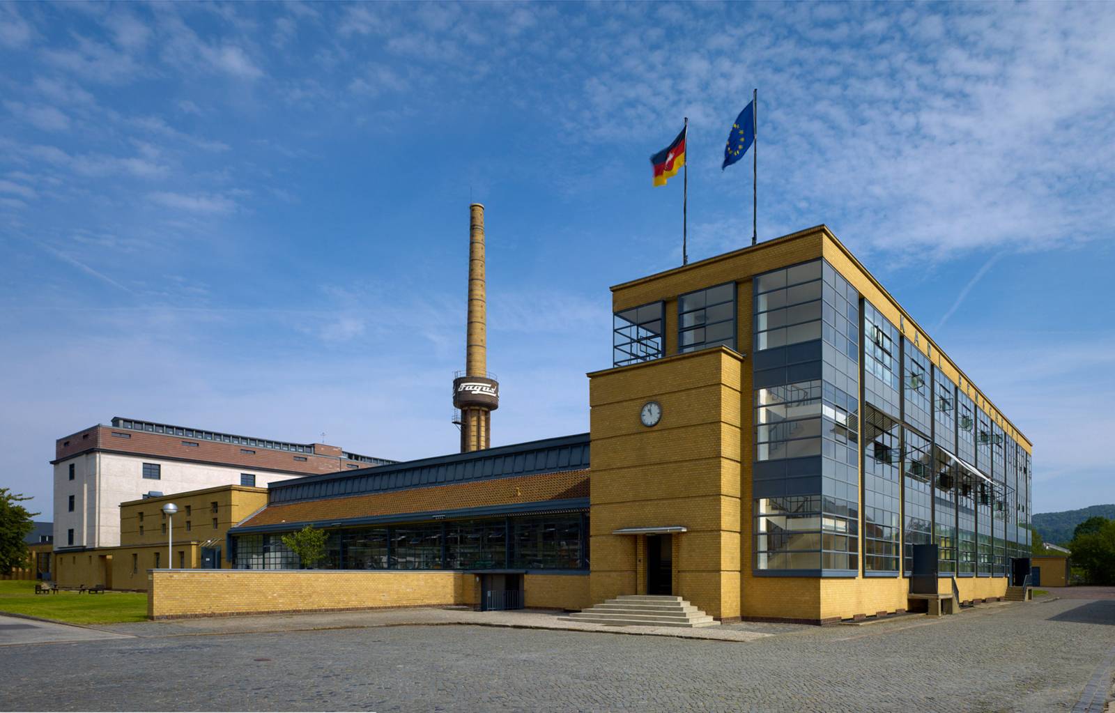 Ein imposantes Fabrikgebäude