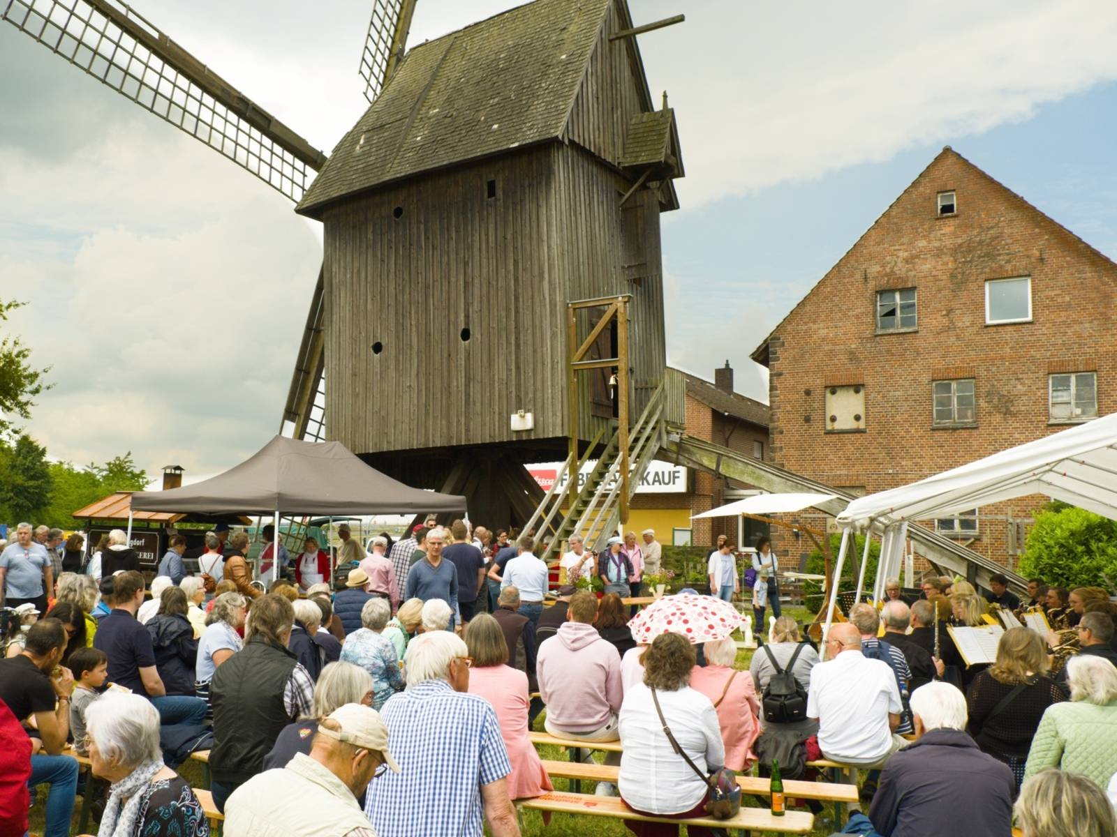 Besucher vor der Bockwindmühle