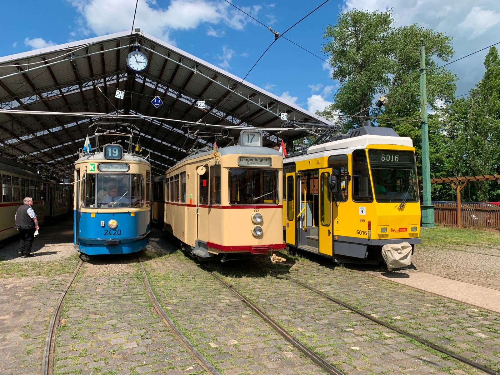 Drei historische Straßenbahnen