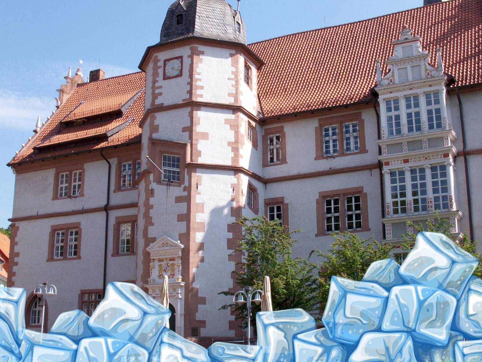 Gezeichnete Eisblöcke am unteren Rand eines Fotos vom Rathaus der Stadt Alfeld.