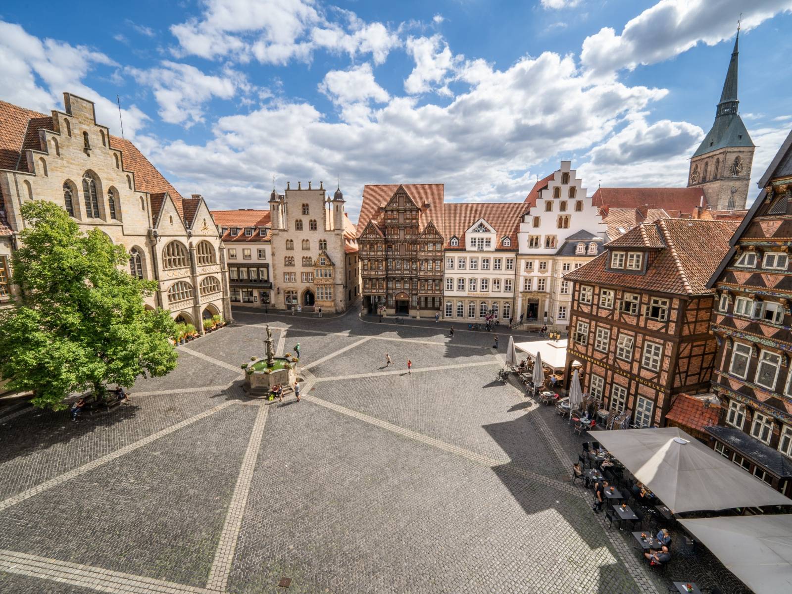 Der Hildesheimer Marktplatz umringt von Gebäuden mit historischen Fassaden.