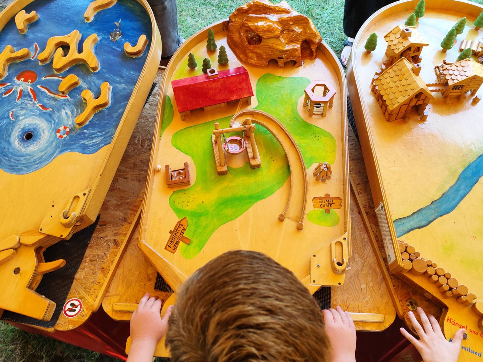 Kinder spielen mit Murmelspielen.