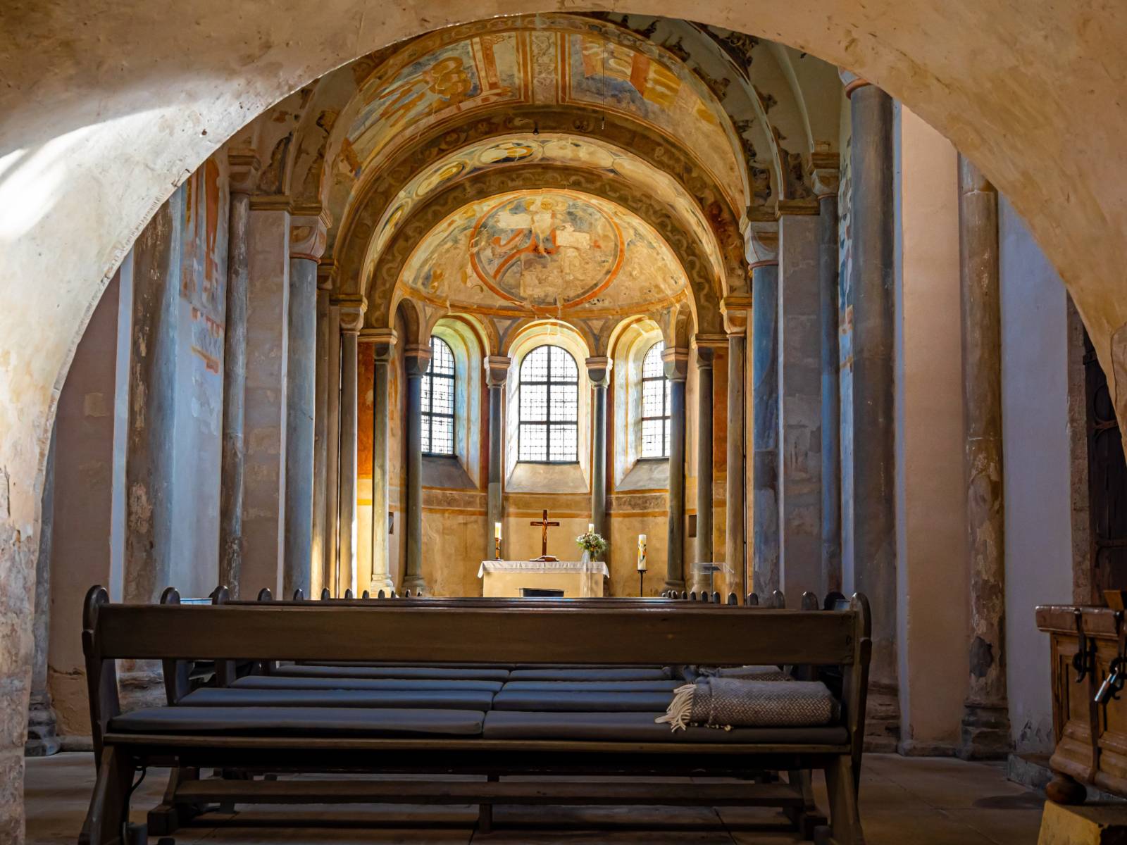 Der Innenraum der romanischen Sigwardskirche.