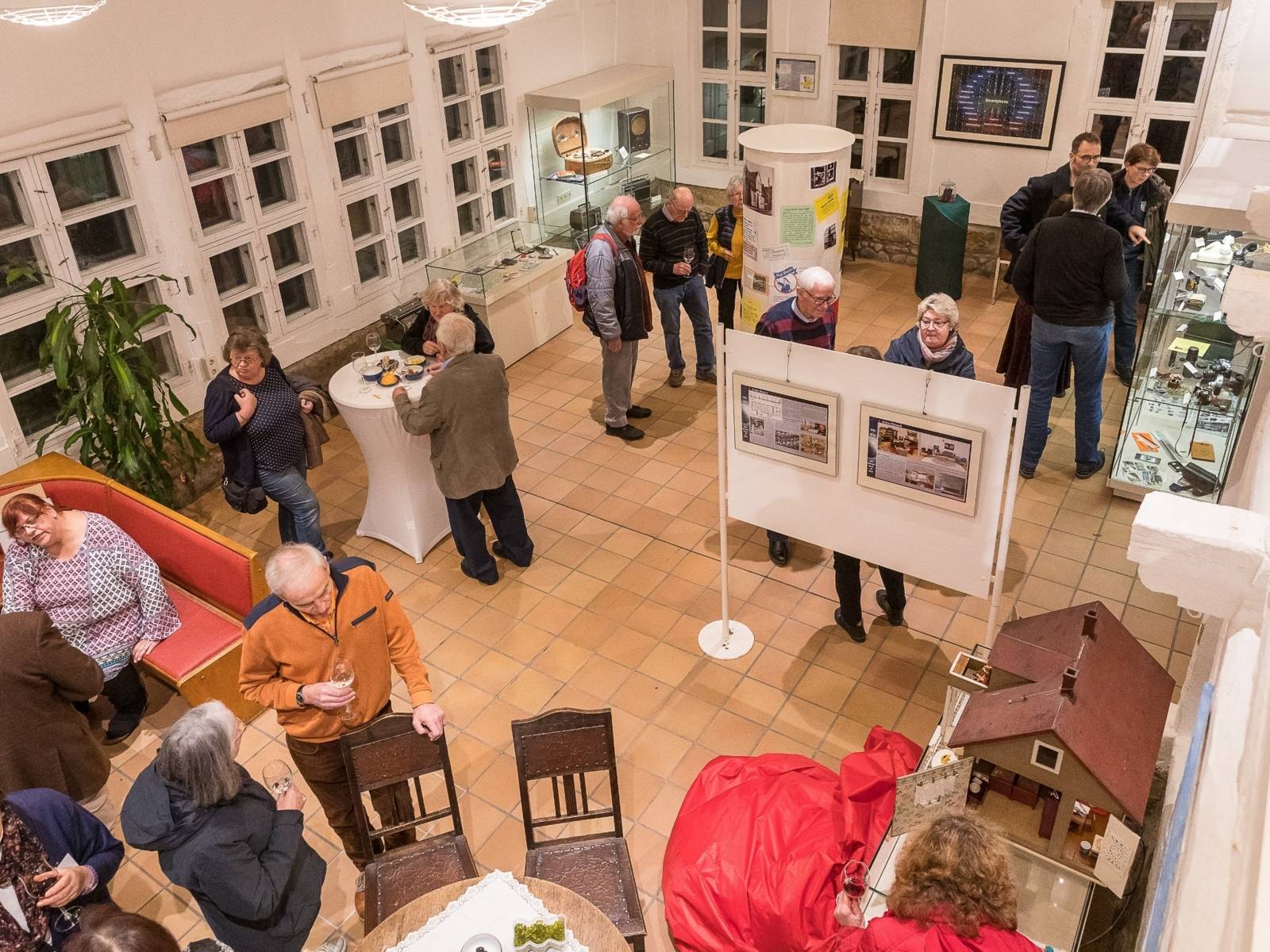 Menschen in einer Ausstellung im Stadtmuseum Burgdorf