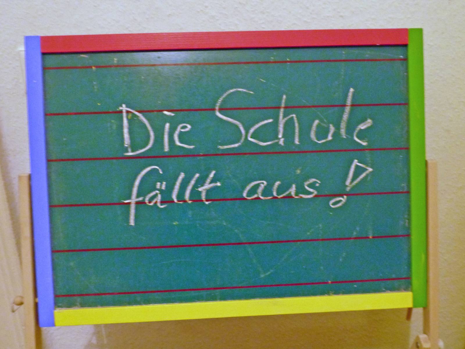 Tafel auf der steht: Die Schule fällt aus.