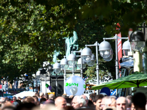 Zwischen Opernplatz und Georgsplatz drängen sich Menschen entlang der Georgstraße, ein weißer Luftballon mit grünem Aufdruck "GVH" ist gut zu sehen.