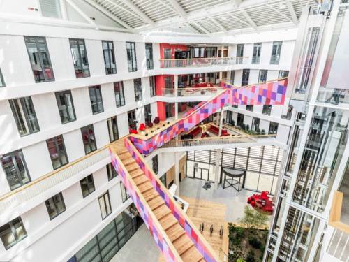 Eindrucksvolles Atrium eines Gebäudes