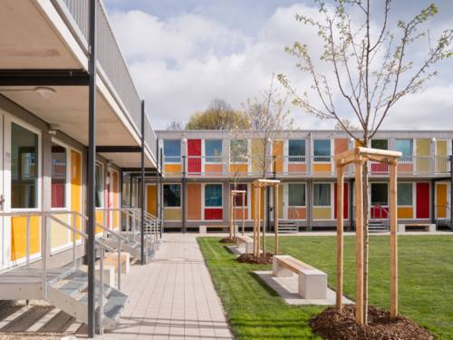 Gemeinschaftsunterkünfte und Wohnungen von außen.