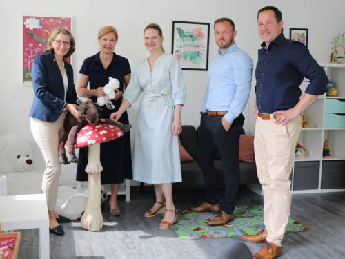 Burgwedels Bürgermeisterin Ortrud Wendt (von links nach rechts), Dr. Andrea Hanke, Dezernentin für Soziales, Teilhabe, Familie und Jugend der Region, Uetzes Erste Gemeinderätin Ursula Tesch, Hans-Christian Radtke, Leiter der Jugendhilfestation, und Tim Mithöfer, Bürgermeister in Isernhagen, bei der offiziellen Eröffnung der Jugendhilfestation für Burgwedel, Isernhagen, Uetze und Wedemark.