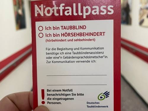 Ein Foto von der Vorderseite von einem Notfallpass für Menschen mit Taubblindheit