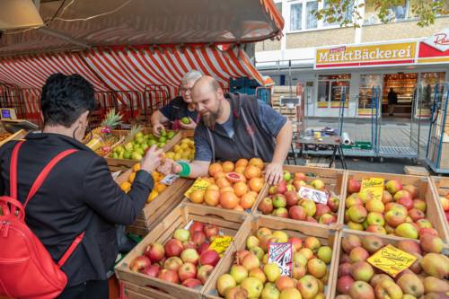 Ein Stand auf dem Wochenmarkt Stöcken.
