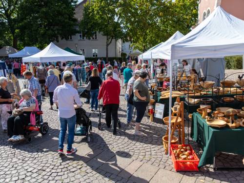 Leute stöbern auf dem Kunstmarkt.