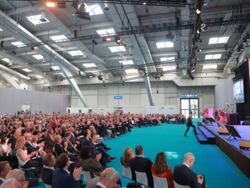 Blick in ein großes Plenum.