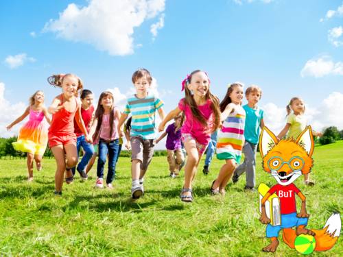 Laufende Kinder auf einer gr&uuml;nen Wiese. Die Kinder halten sich anden H&auml;nden.