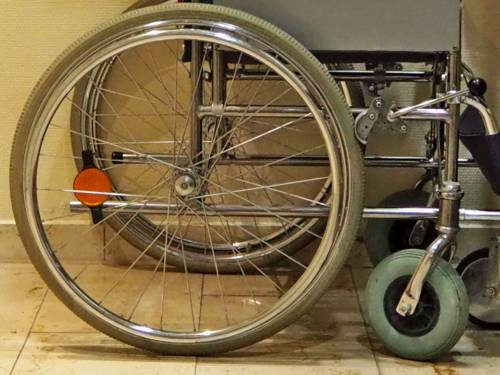 Blick von der Seite auf einen Rollstuhl