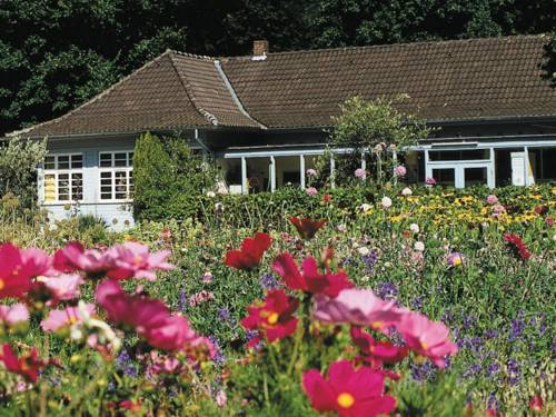 Schulbiologiezentrum inmitten von Blumen