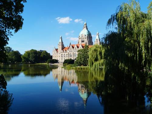 Das Neue Rathaus im Spätsommer vom Maschteich aus gesehen