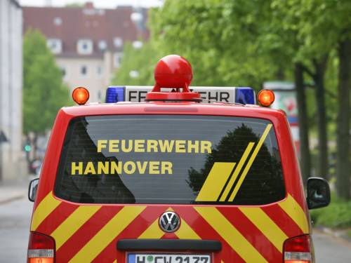 Ein Feuerwehrauto von hinten. 