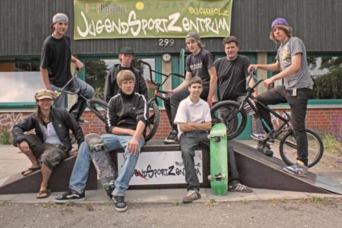 Jugendliche und Betreuer vom JugendSportzentrum Buchholz