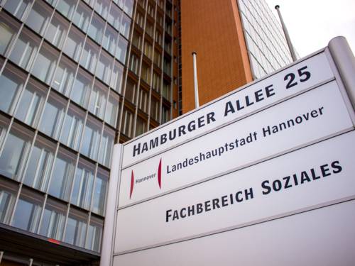 Ein Bürogebäude mit einer großen Fensterfront