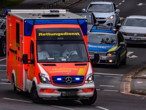 Straßenszene mit einem Rettungswagen und einem Polizeiwagen