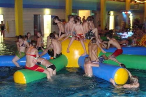 Kinder auf einem bunten, aufgeblasenen, riesigen Stern im Hallenbad Springe