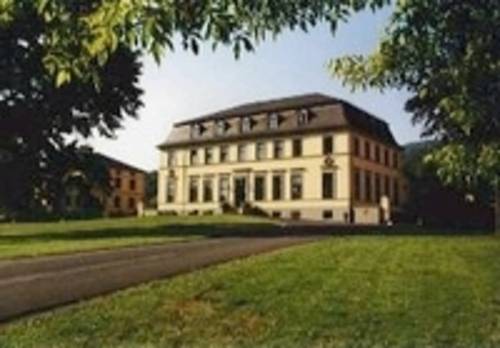 Jagdschloss mit Wiese