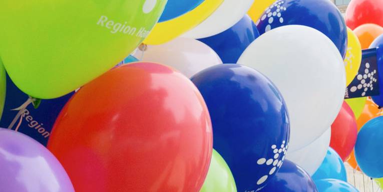 Pralle Luftballons in verschiedenen Farben und mit dem Logo der Region Hannover.