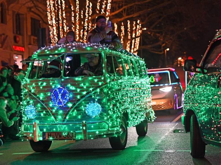 Mit Weihnachtslichterketten geschmückter alter VW-Bulli.