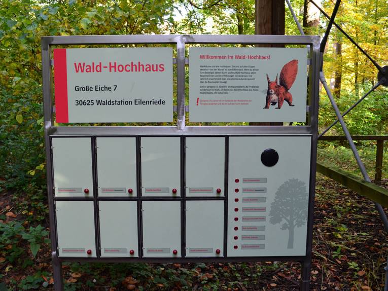 Briefkästen im Eingangsbereich des Wald-Hochhauses