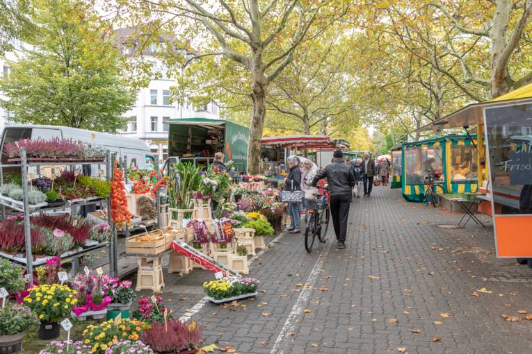 Besuchende flanieren über den Wochenmarkt auf dem Stephansplatz