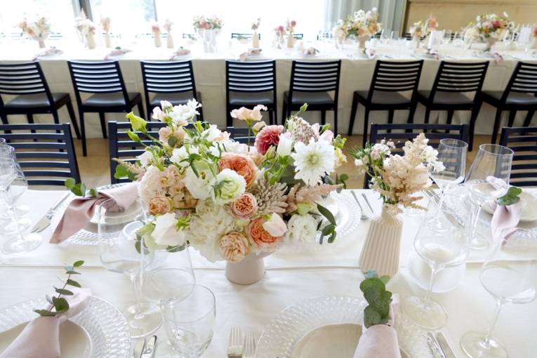 Schön gedeckte Hochzeitstafel