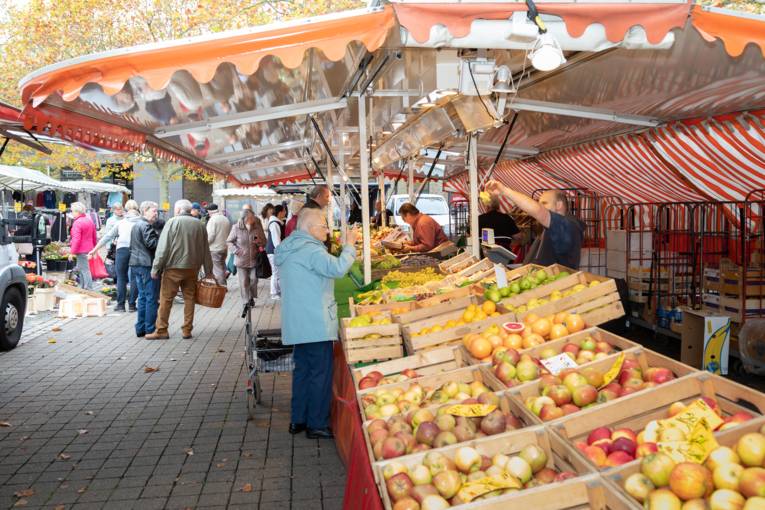Viele Menschen besuchen den Wochenmarkt