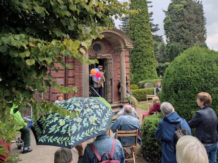 Saxophonspieler vor Publikum in einem Park