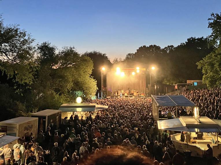 Musikbühne beim Fährmannsfest, davor zahlreiche Menschen.