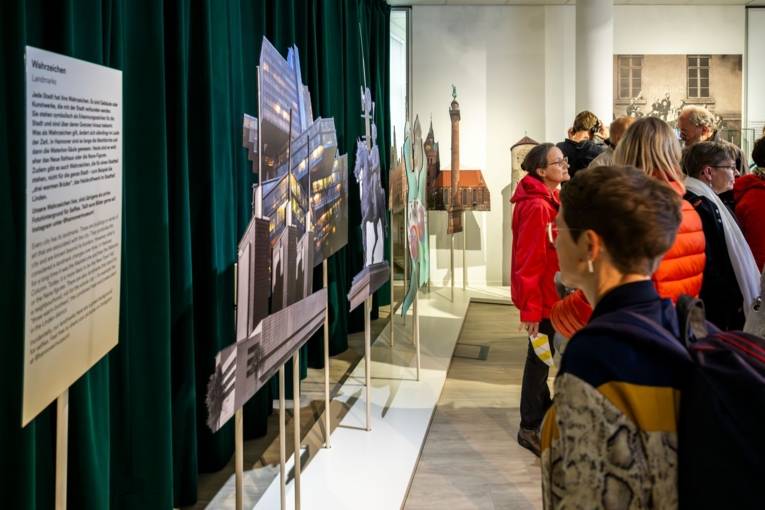 Menschen in einem Raum betrachten Fotos