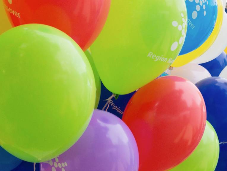 Pralle Luftballons in verschiedenen Farben und mit dem Logo der Region Hannover.