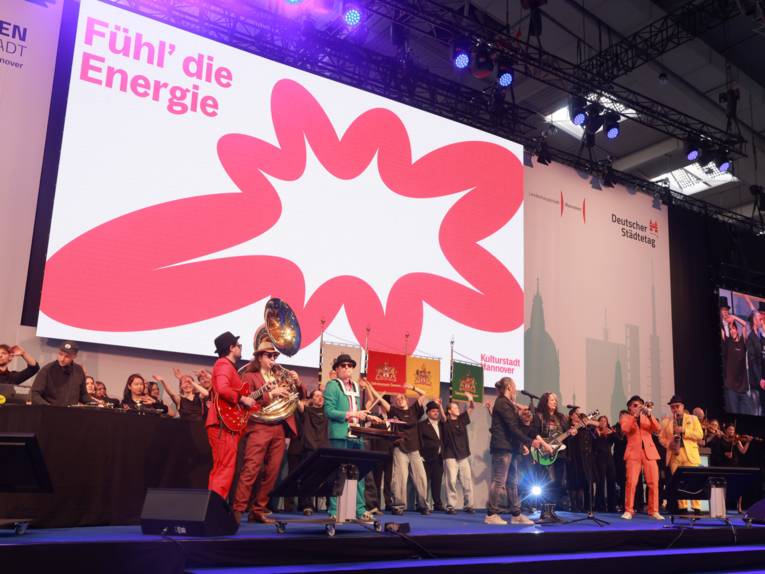 Menschen auf einer Bühne.