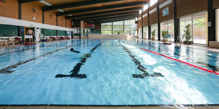 Das Schwimmerbecken des Stöckener Bads. Zwei Badende befinden sich am Beckenrand.