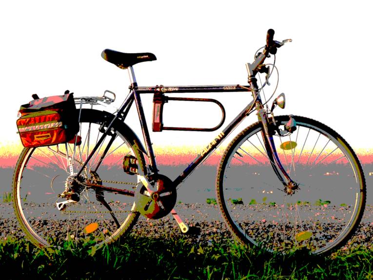 Das Foto eines Fahrrades ist auf wenige Farbtöne reduziert worden, dadurch wirkt es abstrakt. Das Herrenfahrrad hat eine Satteltasche und ein Bügelschloss.
