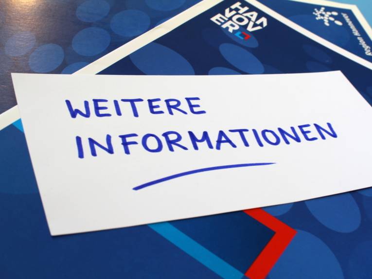 Moderationskärtchen mit der Aufschrift "Weitere Informationen" auf einer Sammelmappe im Design der Region Hannover.