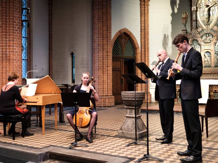 Schüler und Schülerinnen der Musikschule bei einem Konzert in der Apostelkirche Hannover