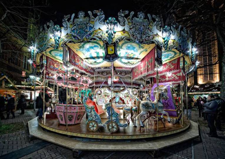 Weihnachtsmarkt Hannover: Historisches Pferdekarussell von 1870