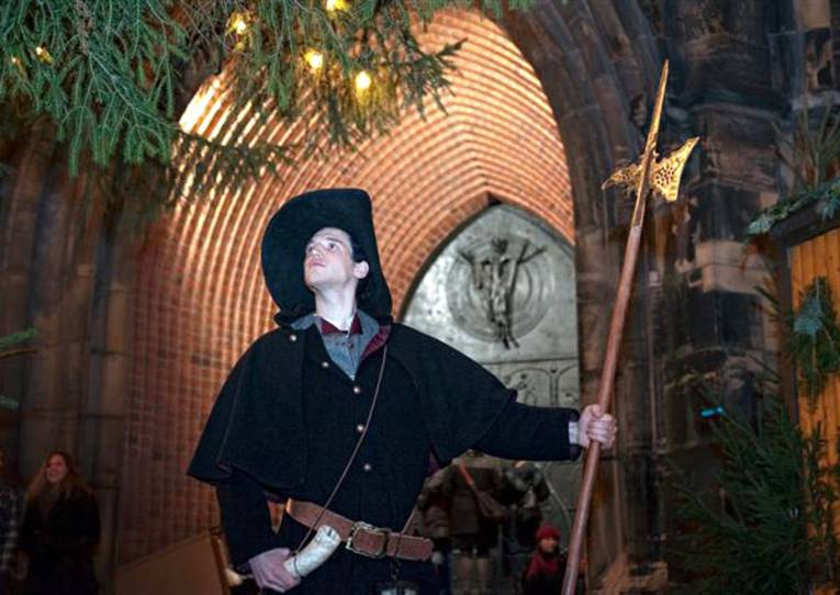 Der Nachtwächter läutet das Ende des Weihnachtsmarktes ein