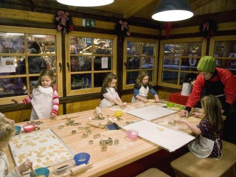 Kinder stechen mit Backförmchen Keksteig aus