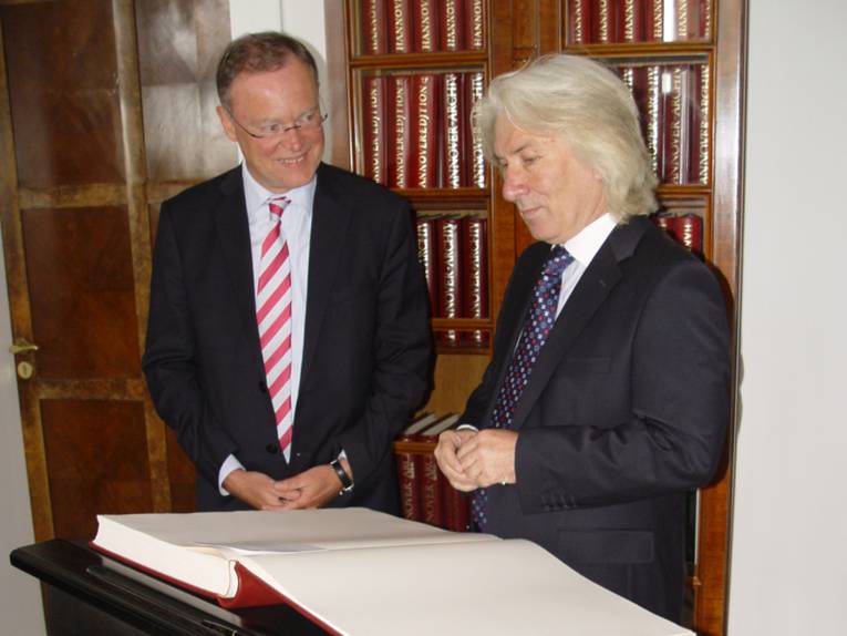 Oberbürgermeister Stephan Weil und der Botschafter der Republik Türkei, Hüseyin Avni Karslioglu