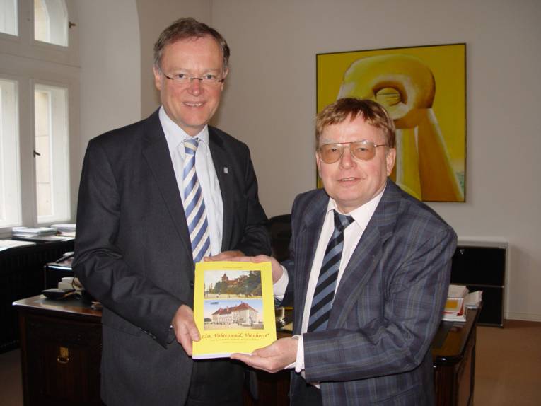 Oberbürgermeister Stephan Weil und Hobby-Historiker Wolfgang Leonhard