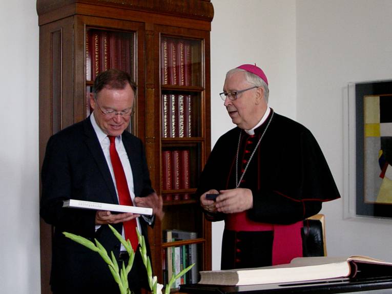 Oberbürgermeister Stephan Weil und Bischof Norbert Trelle