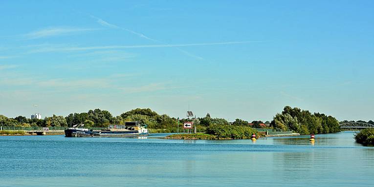 Kanalbrücke über einem Fluss