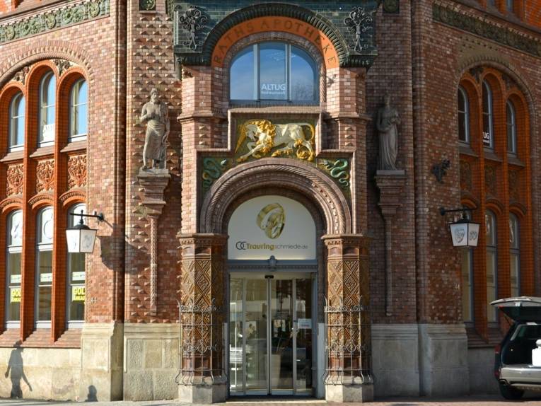 Hauseingang mit einer Einhornstatue über der Tür.